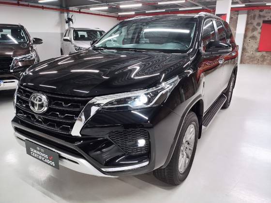 TOYOTA HILUX SW4 2.8 D-4D TURBO DIESEL SRX 7L 4X4 AUTOMÁTICO